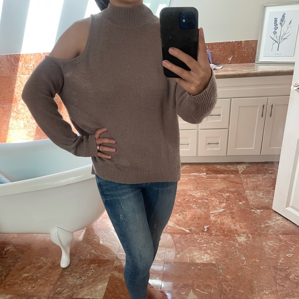 Exposed shoulder Express sweater